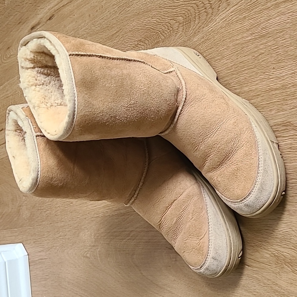 Uggs classic short light tan beige women's 10 or men's 8